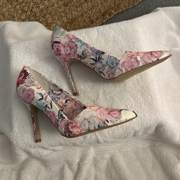 Womens size 9 heels - Picture 3 of 6